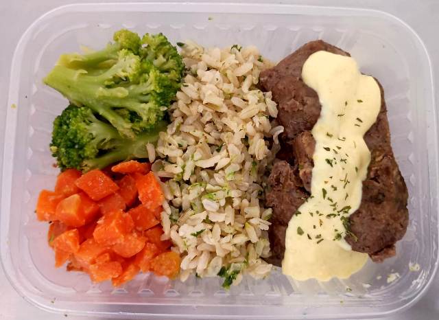 Cubos de Mignon ao Molho Mostarda - Arroz Integral com espinafre e brocolis com cenoura.